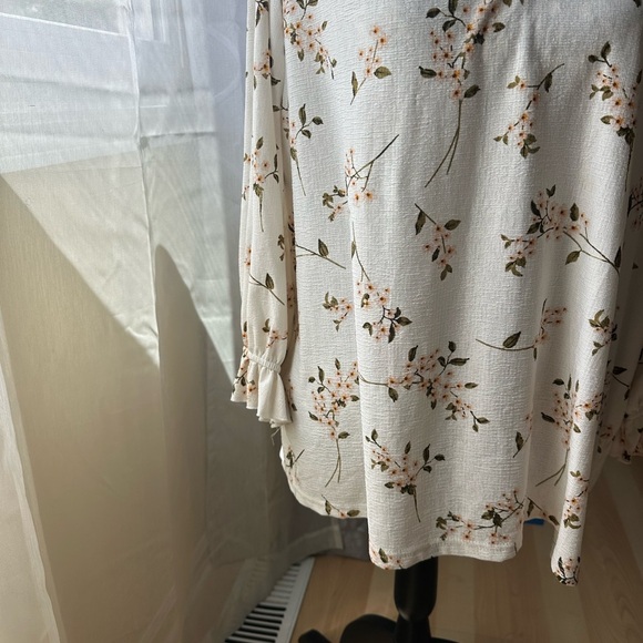 Blouse white with flowers pre-owned in great condition size 2x - Picture 2 of 9